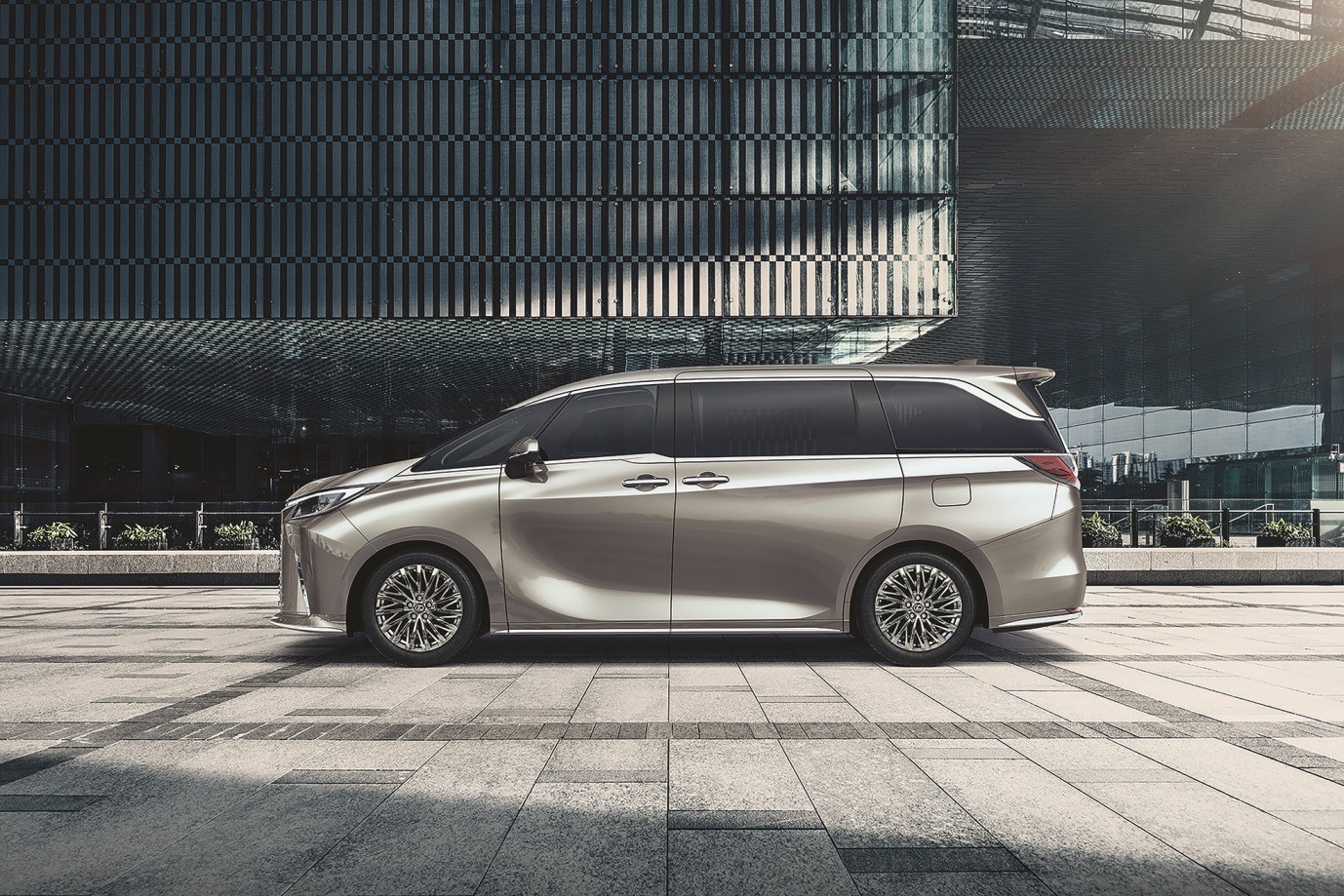 เปิดราคา LEXUS LM รถ MPV สุดหรู ขายเริ่มต้น 6.29 ล้านบาท