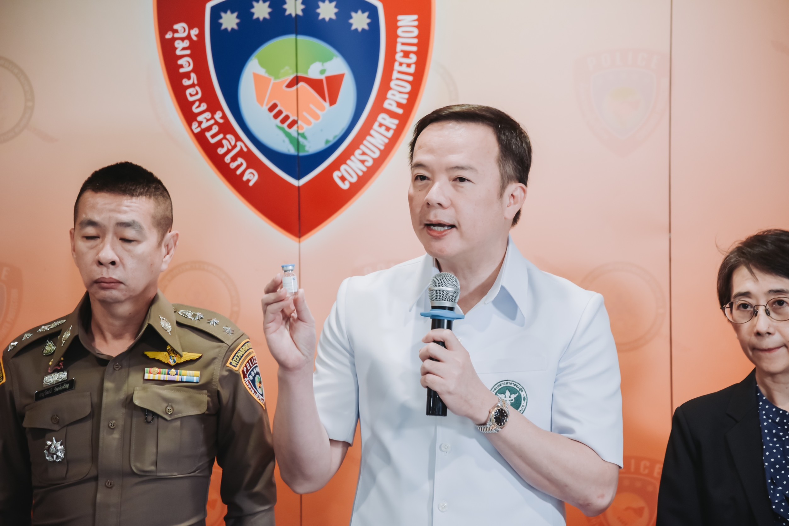 อย.บุกตรวจคลินิกเสริมความงาม 4 แห่ง ใช้เครื่องสำอางไม่มี อย.