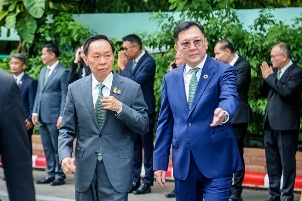 ประมวลภาพ “พัชรวาท” รองนายกฯและ รมว. เข้ากระทรวงทรัพย์วันแรก