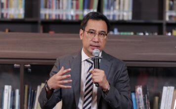 นายเศรษฐพุฒิ สุทธิวาทนฤพุฒิ