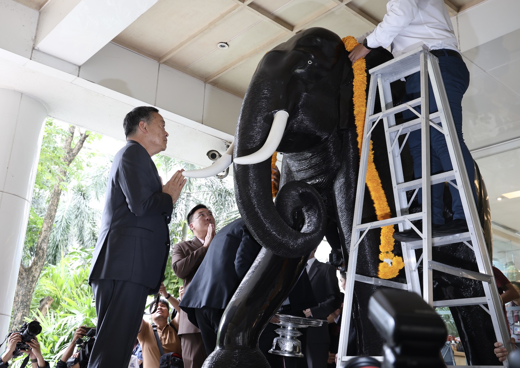เปิดประวัติ “องค์ช้างคู” สิ่งศักดิ์สิทธิ์ประจำกระทรวงการคลัง รัฐมนตรี-ข้าราชการต้องสักการะ