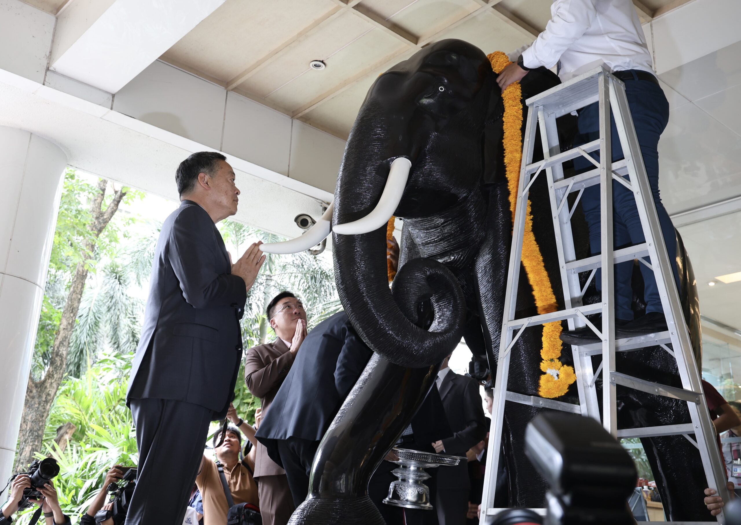 เศรษฐา เข้ากระทรวงการคลังวันแรก สักการะสิ่งศักดิ์สิทธิ์ ประชุมมอบนโยบาย