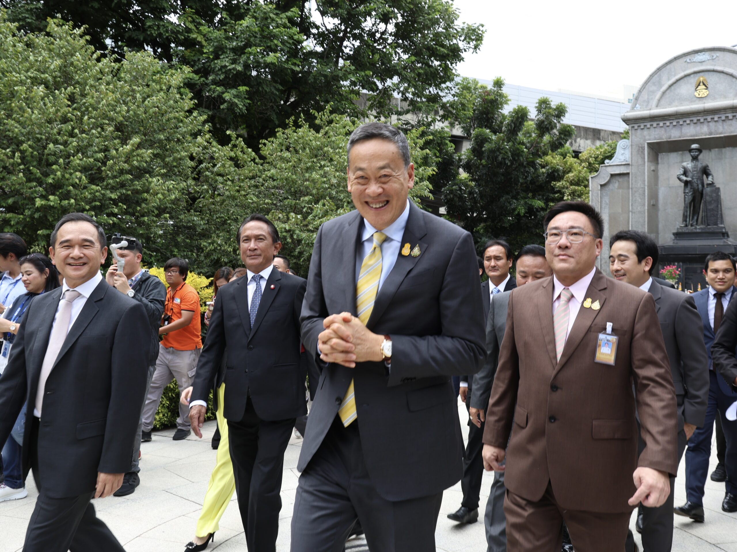 เศรษฐา ทวีสิน