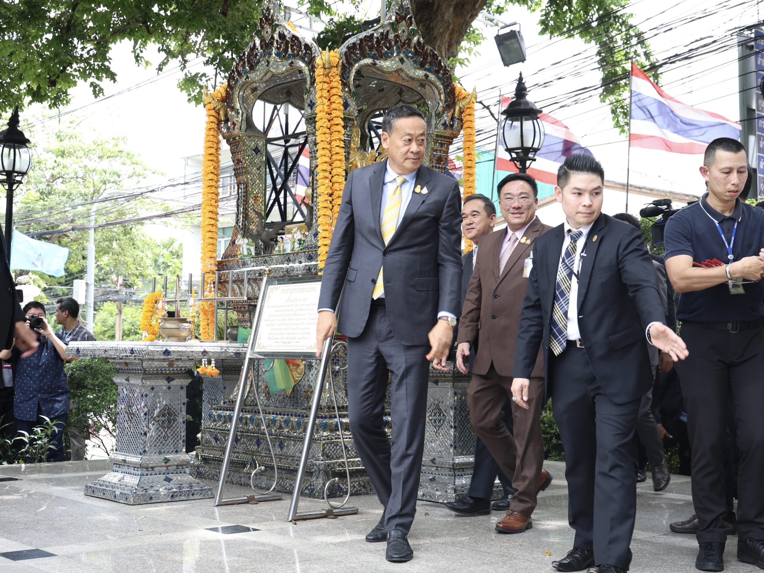 เศรษฐา ทวีสิน