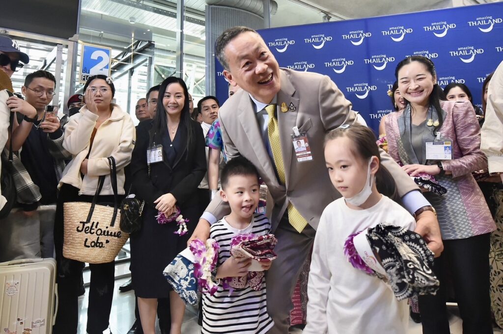 เศรษฐา ทวีสิน นายกรัฐมนตรี ถ่ายภาพกับเด็ก ผู้โดยสารของเที่ยวบินจากประเทศจีน