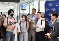 เศรษฐา ทวีสิน นายกรัฐมนตรี ถ่ายภาพกับนักทอ่งเที่ยว