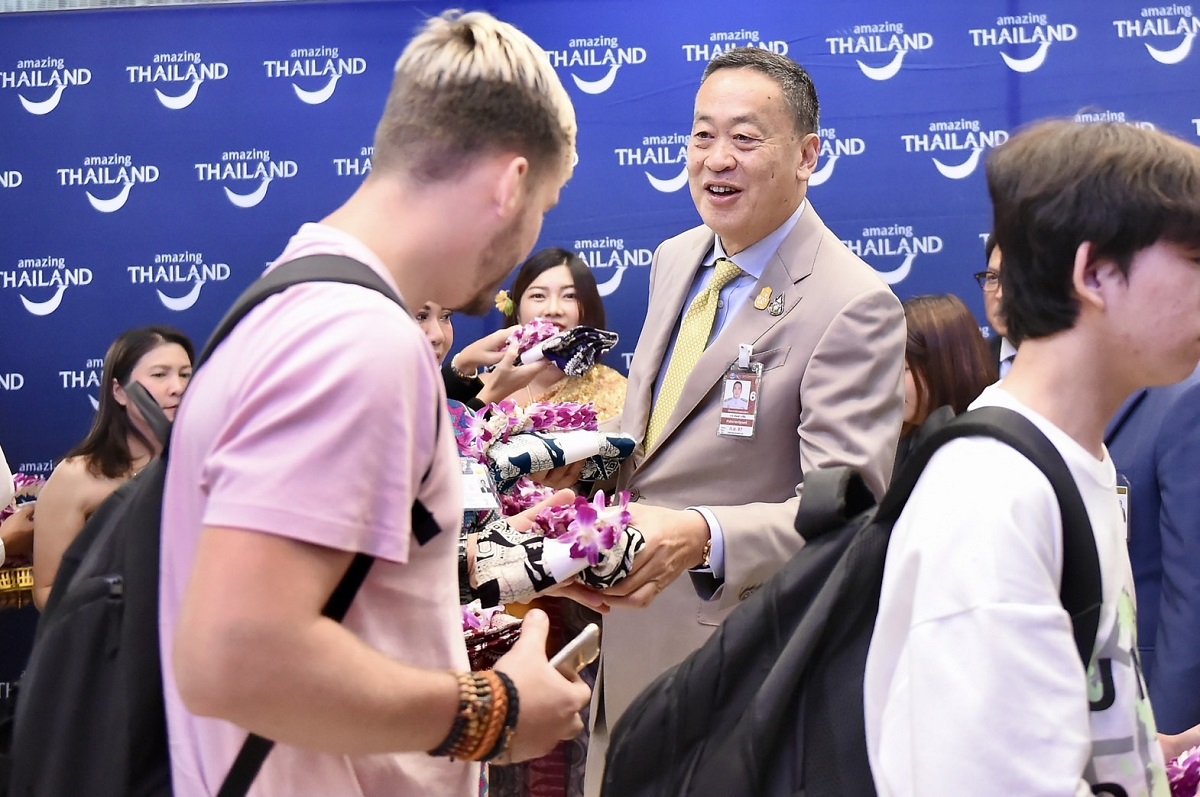เศรษฐา ทวีสิน นายกรัฐมนตรี มอบดอกไม้ให้กับนักท่องเที่ยว ที่เดินทางมากับเที่ยวบินเซี่ยงไฮ้ กรุงเทพฯ 