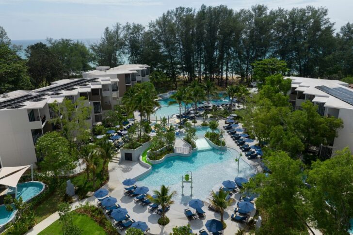 Tourism-Hotel-LeMeridien HKT 2 ภาพมุมสูงแสดงสระว่ายน้ำแนวยาว ล้อมรอบด้วยอาคารห้องพัก