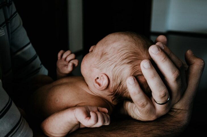 kelly-sikkema-unsplash คลอดบุตร