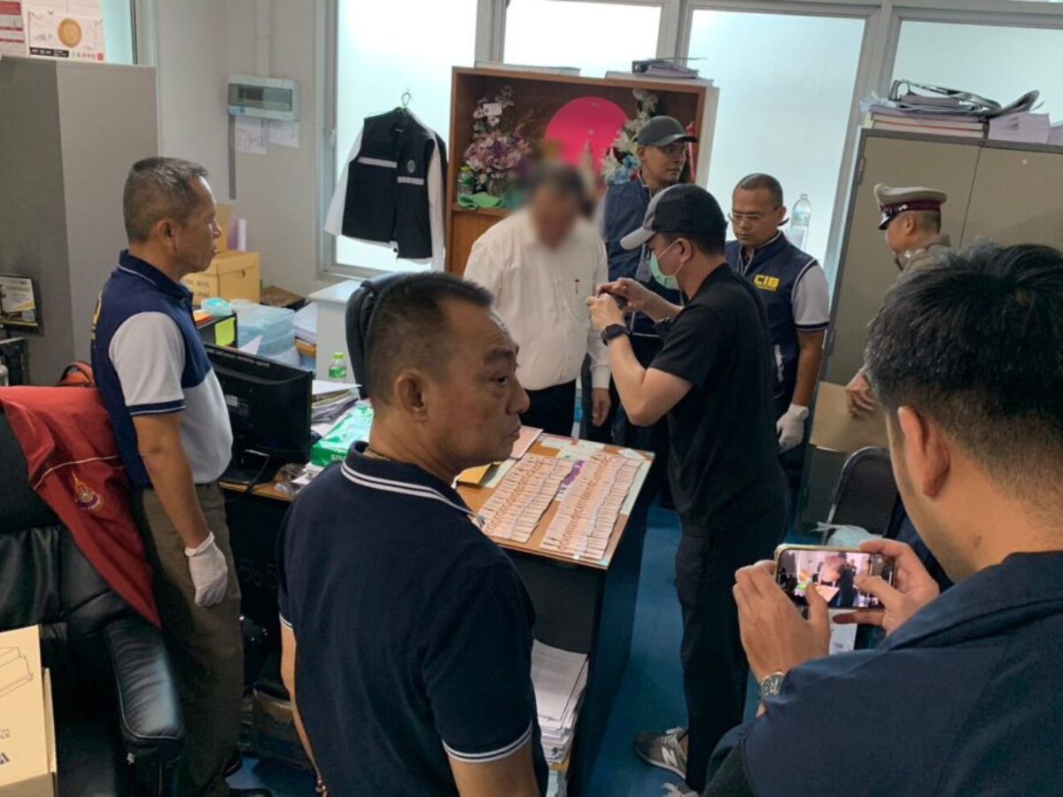 ตำรวจบุกจับ “นายช่างอาวุโส” เขตลาดกระบัง ขณะรับสินบน เงินคามือ