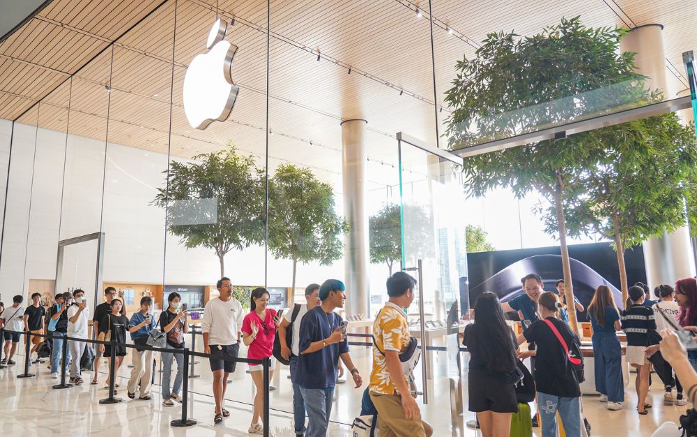 คนแห่ซื้อ iPhone 15 ในไทยวันแรกแน่น Apple Store สาขาไอคอนสยาม