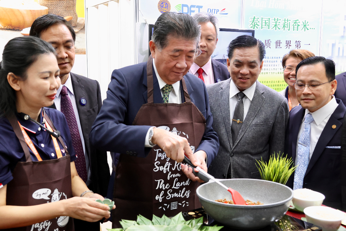 ภูมิธรรมโชว์ลีลาผัดกะเพรา ให้ชาวจีนชมในงาน CAEXPO