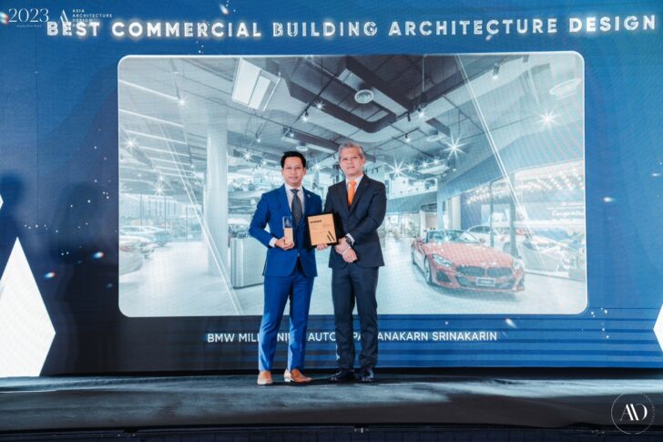 วิสูตร สุขพงษ์ กรรมการผู้จัดการ บริษัท V2 Design Studio จำกัด (ซ้าย) รับรางวัล