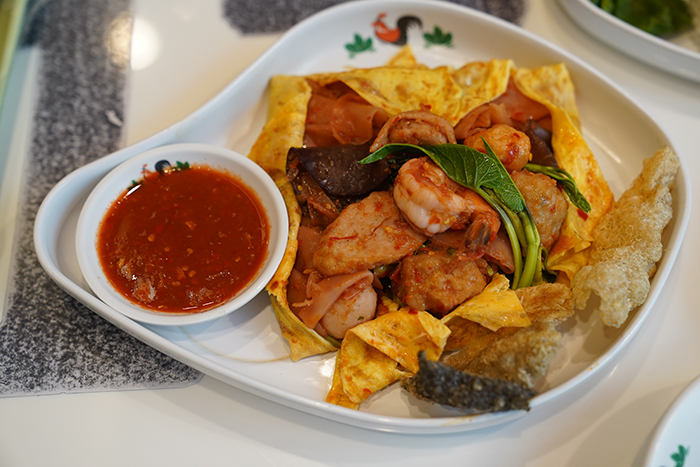 เย็นตาโฟคั่วห่อไข่