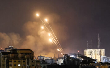 กองกำลังติดอาวุธปาเลสไตน์ยิงจรวดจากเมืองกาซามุ่งหน้าสู่อิสราเอล วันที่ 8 ตุลาคม 2023