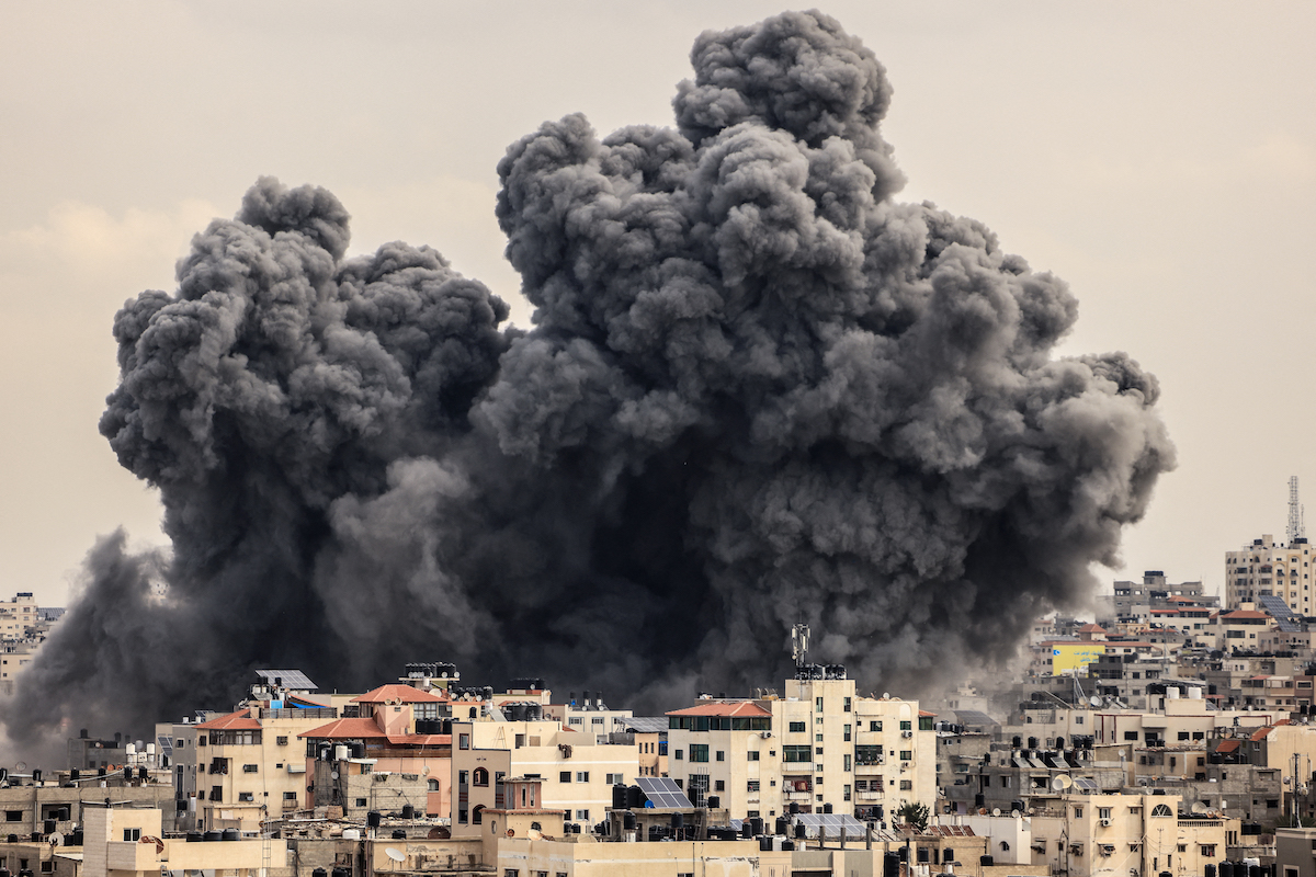 กลุ่มควันพวยพุ่งเหนือกาซาระหว่างการโจมตีทางอากาศของอิสราเอล ภาพเมื่อวันที่ 9 ตุลาคม 2023 (ภาพโดย MAHMUD HAMS / AFP)