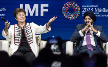 คริสตาลินา จอร์เจียวา กรรมการผู้จัดการ IMF และอาเจย์ บังกา ประธานธนาคารโลก ในการประชุมร่วมประจำปี ที่โมร็อกโก วันที่ 12 ตุลาคม 2023