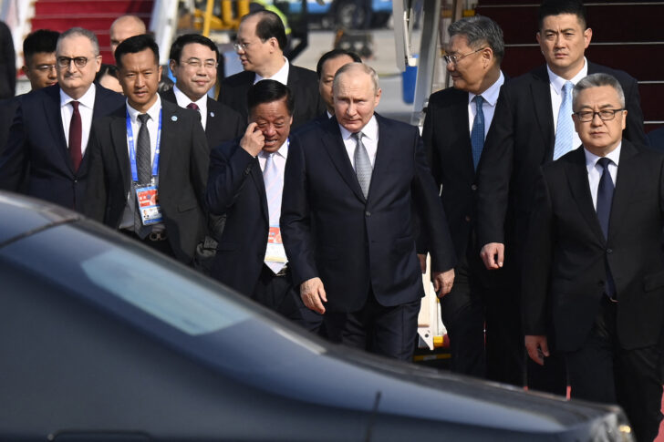 PUTIN-BRI-FORUM วลาดิมีร์ ปูติน เดินทางถึงสนามบินในกกรุงปักกิ่ง เจ้าหน้าที่ระดับสูงของจีนให้การต้อนรับ วันที่ 17 ตุลาคม 2023