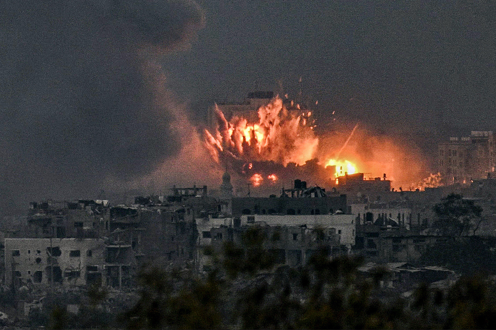 ลูกไฟปะทุระหว่างการโจมตีของอิสราเอลในฉนวนกาซาตอนเหนือ วันที่ 14 ตุลาคม 2023