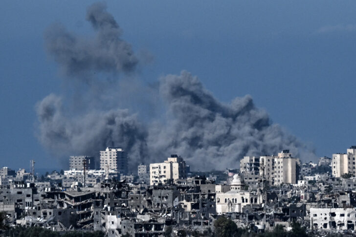 ISRAEL-PALESTINIAN-CONFLICT การโจมตีของอิสราเอลในพื้นที่ตะวันตกเฉียงเหนือของฉนวนกาซา วันที่ 21 ตุลาคม 2023 ภาพถ่ายจากฝั่งอิสราเอล