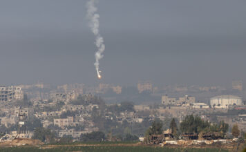 ภาพฉนวนกาซาทางตอนเหนือ ระหว่างการโจมตีทางอากาศของอิสราเอล ถ่ายวันที่ 26 ตุลาคม 2023 จากเมืองสเดรอต อิสราเอล