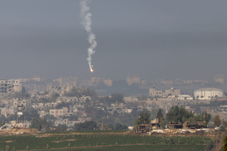 ภาพฉนวนกาซาทางตอนเหนือ ระหว่างการโจมตีทางอากาศของอิสราเอล ถ่ายวันที่ 26 ตุลาคม 2023 จากเมืองสเดรอต อิสราเอล