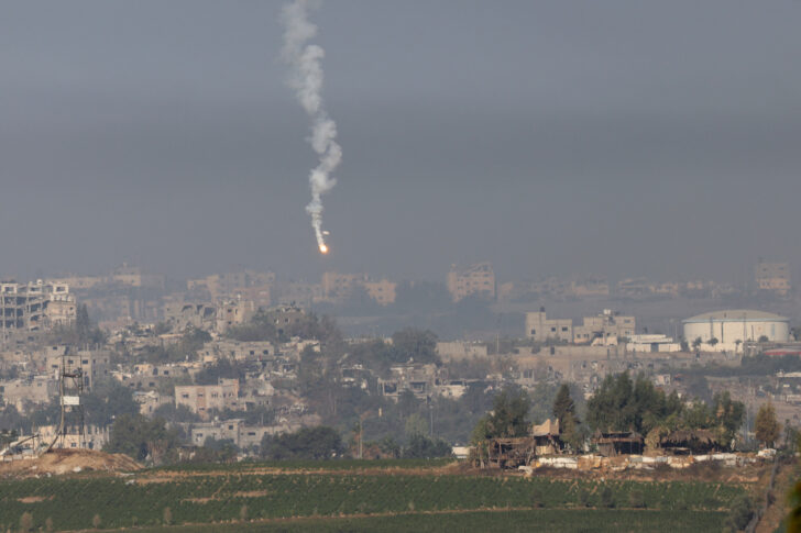 ISRAEL-PALESTINIAN-CONFLICT ภาพฉนวนกาซาทางตอนเหนือ ระหว่างการโจมตีทางอากาศของอิสราเอล ถ่ายวันที่ 26 ตุลาคม 2023 จากเมืองสเดรอต อิสราเอล
