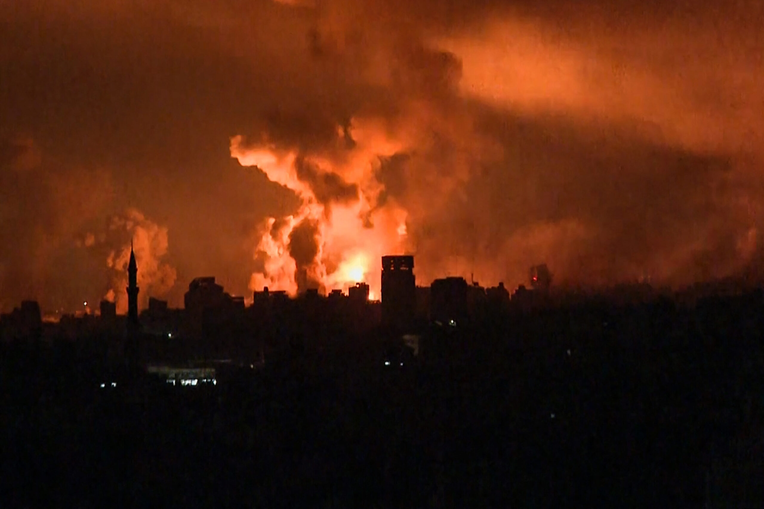 ลูกไฟและควันในเมืองกาซา ทางตอนเหนือของฉนวนกาซา ระหว่างการโจมตีของอิสราเอลคืนวันที่ 27 ตุลาคม 2023