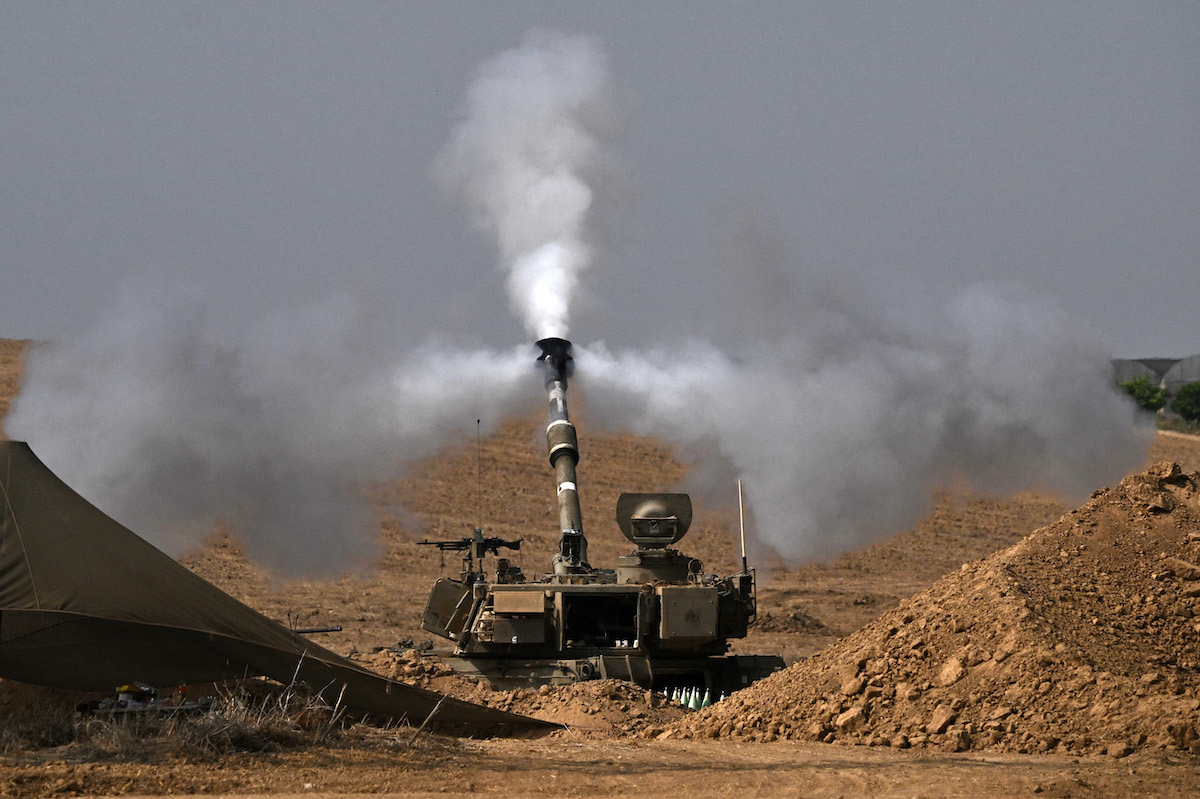 กองทัพอิสราเอลยิงปืนใหญ่อัตตาจร M109 ขนาด 155 มม. จากตอนใต้ของอิสราเอลเข้าไปยังฉนวนกาซา เมื่อวันที่ 28 ตุลาคม 2023 