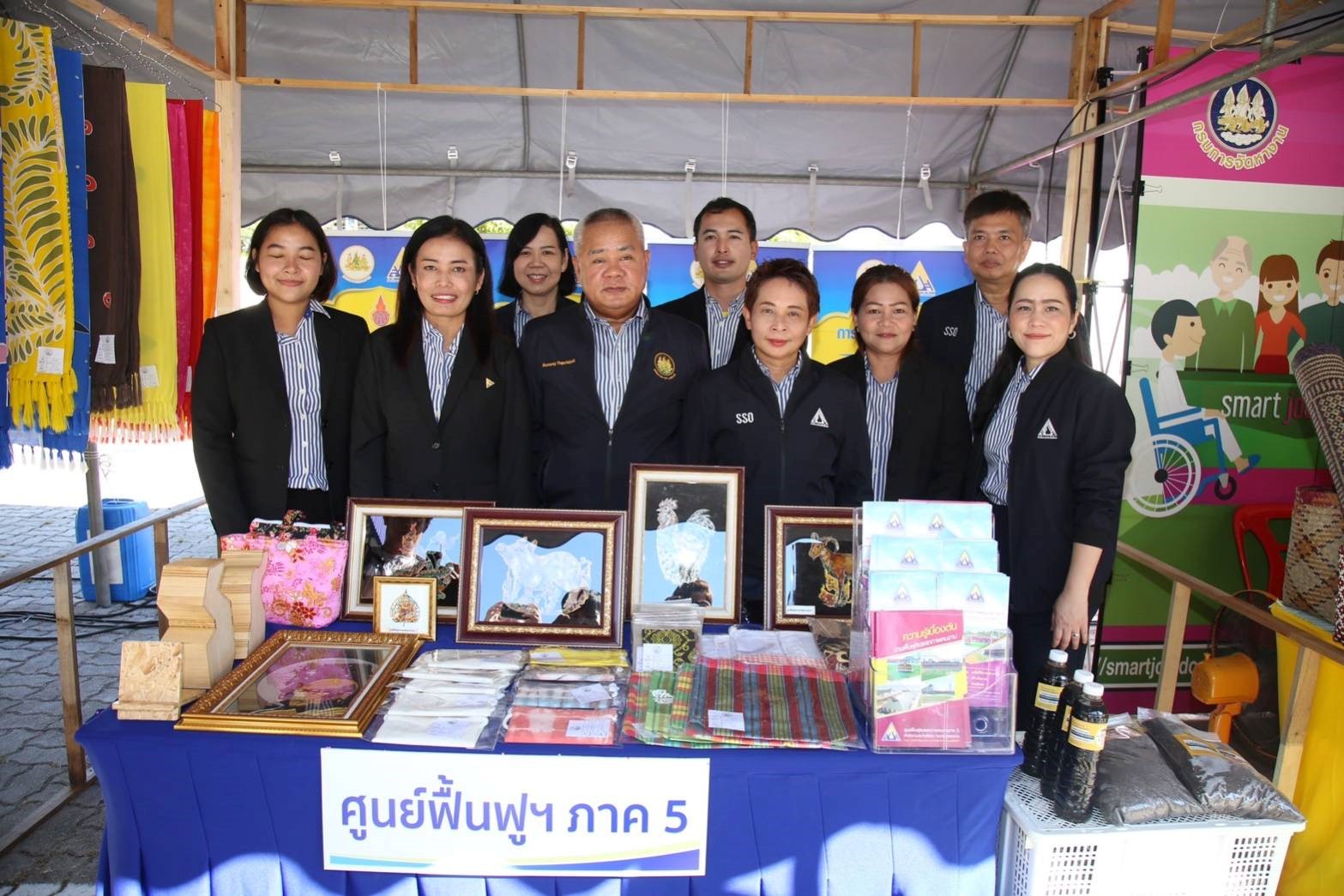 เกษตรกร แม่ค้า ฟรีแลนซ์ เฮ “พิพัฒน์” รมว.แรงงาน ลงพื้นที่ดัน ม.40 ชดเชยรายได้