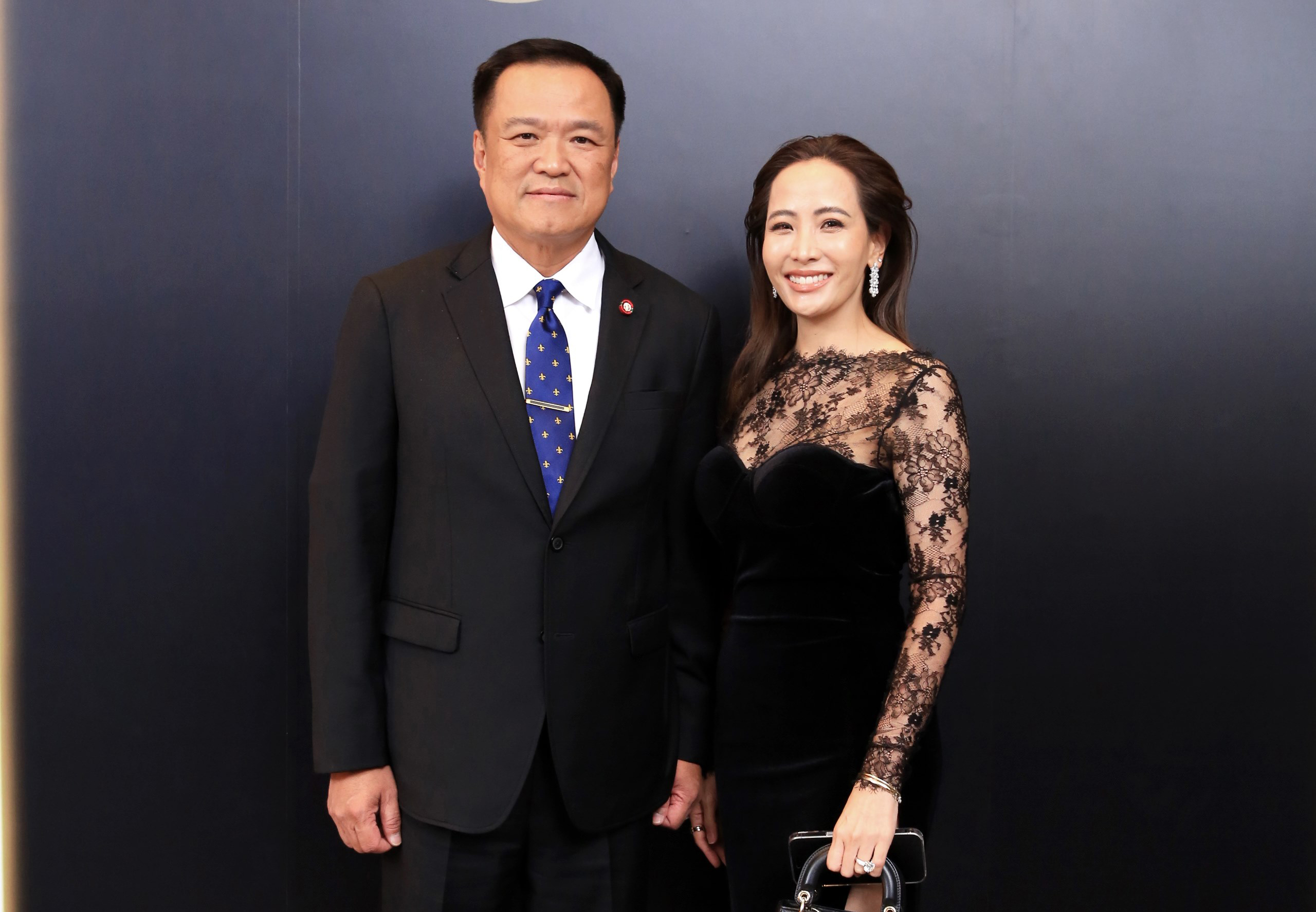 อนุทิน ชาญวีรกูล และภริยา สุภานัน นิราษิท