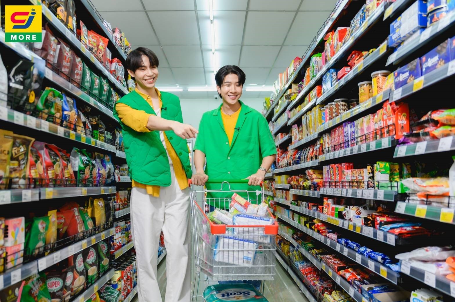 ฟินใจฟู! “เฟิร์ส-ข้าวตัง” ควงแขน 40 ลูกค้าผู้โชคดี