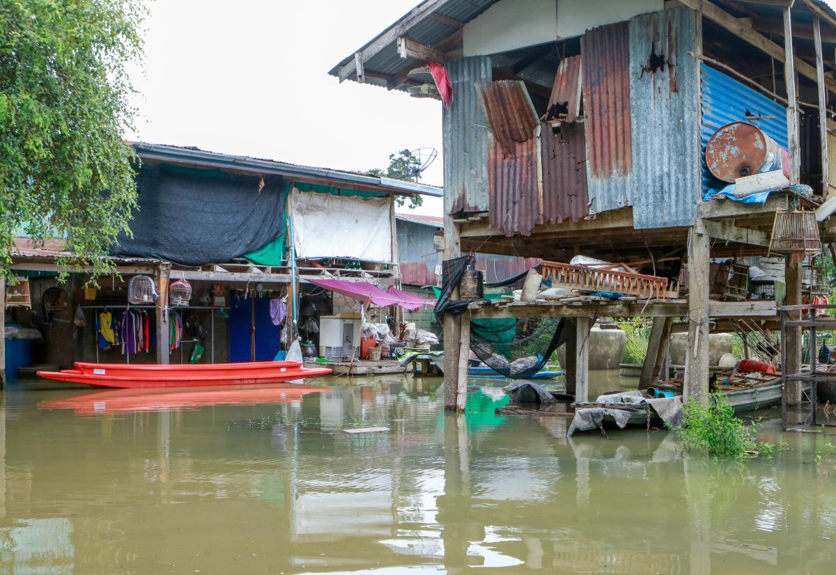 บ้านท่ามะพลับนครสวรรค์เร่งขนของขึ้นที่สูงหลังน้ำท่วมหนัก