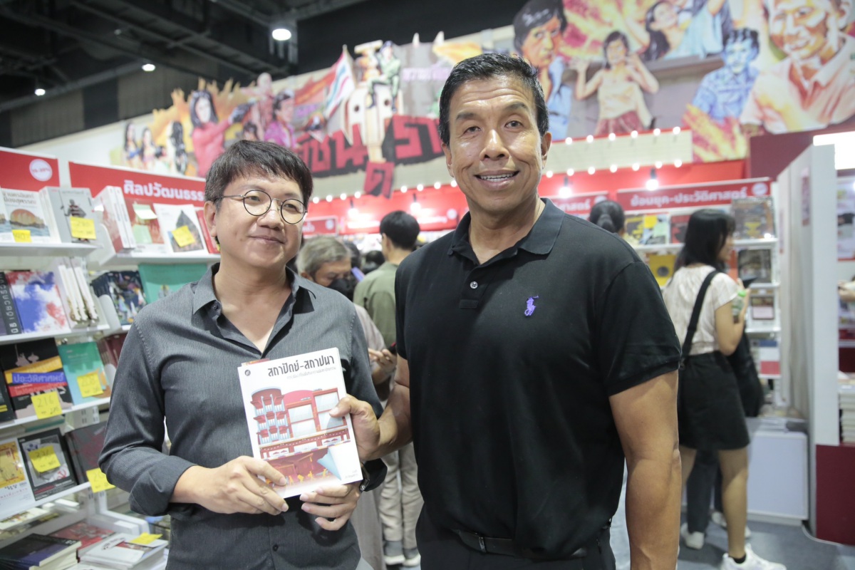 ชัชชาติแวะ “สำนักพิมพ์มติชน” งานมหกรรมหนังสือ ซื้อเล่ม”สถาปัตย์-สถาปนา”