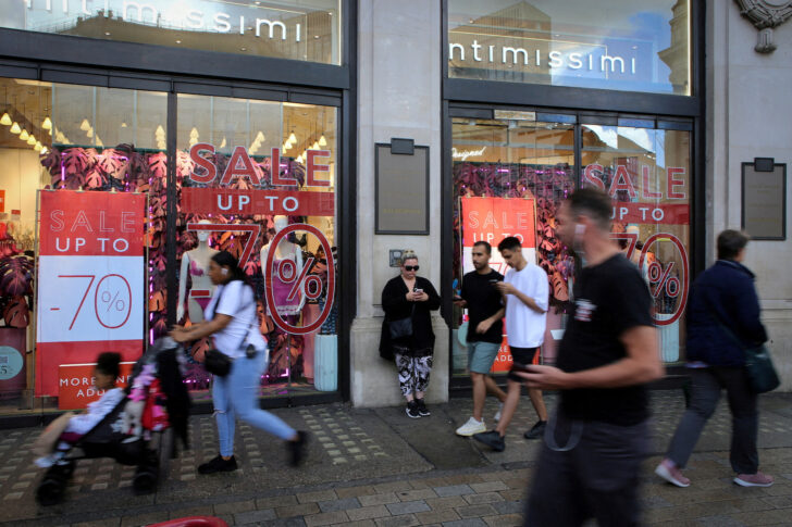 Oxford Street-London ร้านค้าในอ็อกซ์ฟอร์ดสตรีทติดป้ายลดราคา/ แฟ้มภาพ 17 กรกฎาคม 2023
