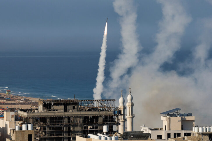 ISRAEL-HAMAS-Gaza ฮามาสยิงจรวดออกจากฉนวนกาซาไปอิสราเอล เมื่อวันที่ 7 ตุลาคม 2023