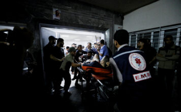 ผู้บาดเจ็บถูกนำส่งโรงพยาบาลชิฟาห์ (Shifah) หลังเกิดเหตุโจมตีโรงพยาบาลอัล-อาห์ลี อาหรับ ในฉนวนกาซา ภาพถ่ายคืนวันที่ 17 ตุลาคม 2023