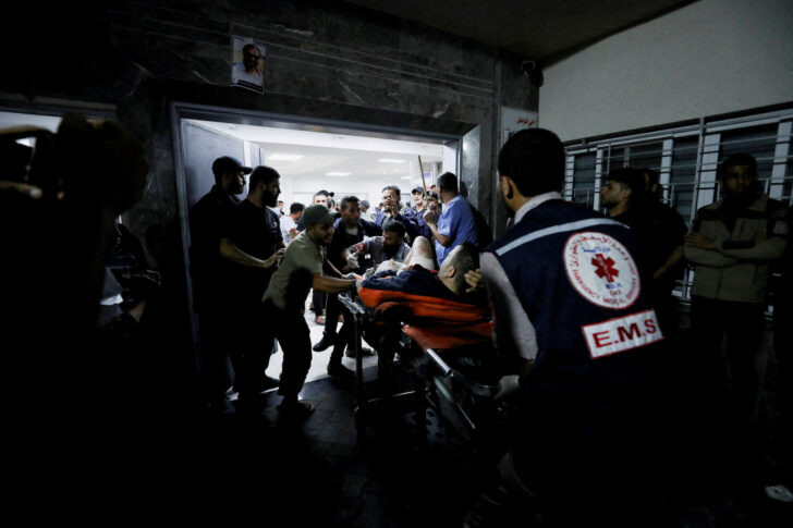 ShifahHospital_GazaStrip ผู้บาดเจ็บถูกนำส่งโรงพยาบาลชิฟาห์ (Shifah) หลังเกิดเหตุโจมตีโรงพยาบาลอัล-อาห์ลี อาหรับ ในฉนวนกาซา ภาพถ่ายคืนวันที่ 17 ตุลาคม 2023