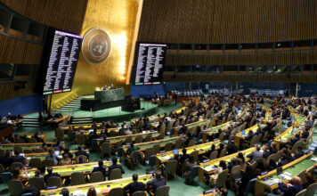 ภาพที่ประชุม UNGA พร้อมจอแสดงผลโหวตรับรองมติ วันที่ 27 ตุลาคม 2023