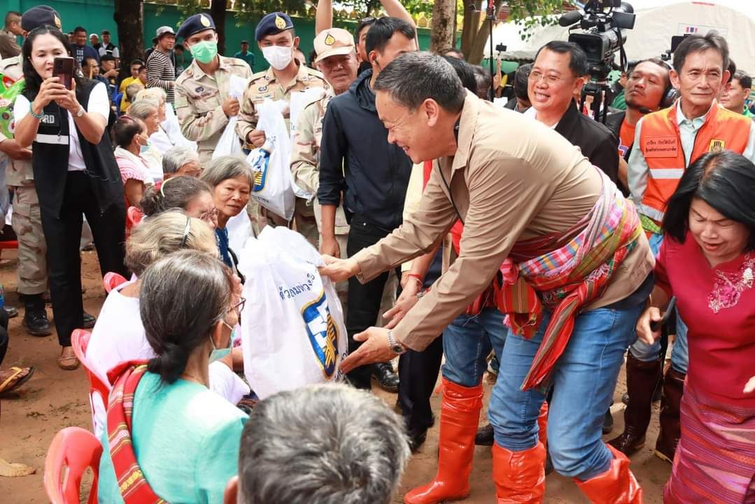 เศรษฐา นายกรัฐมนตรี นำทัพลุยตรวจน้ำท่วม ให้กำลังใจชาวยโสธร