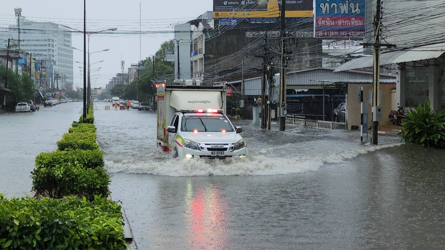 ระยองอ่วม ฝนถล่ม น้ำท่วมหนักถนน บขส.ใหม่-หนองโพรง