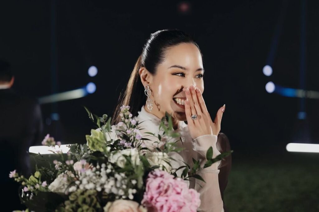 "ต๊อบ อัยยวัฒน์" ปิดสนามเลสเตอร์ ซิตี้ คุกเข่าขอแฟนสาวแต่งงาน