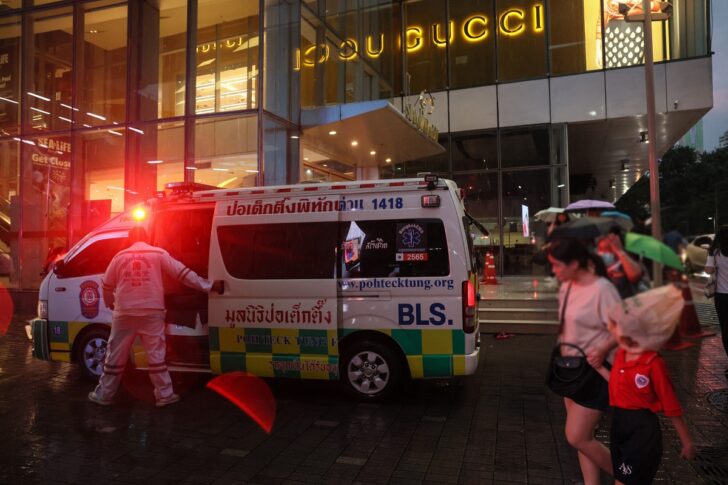 รถปอเต๊กตึ๊งจอดอยู่บริเวณทางเข้าห้างสยามพารากอน หลังเกิดเหตุเยาวชนชายใช้ปืนยิงภายในห้าง ประชาชนผู้ใช้บริการกำลังอพยพออกจากอาคารห้างสยามพารากอน