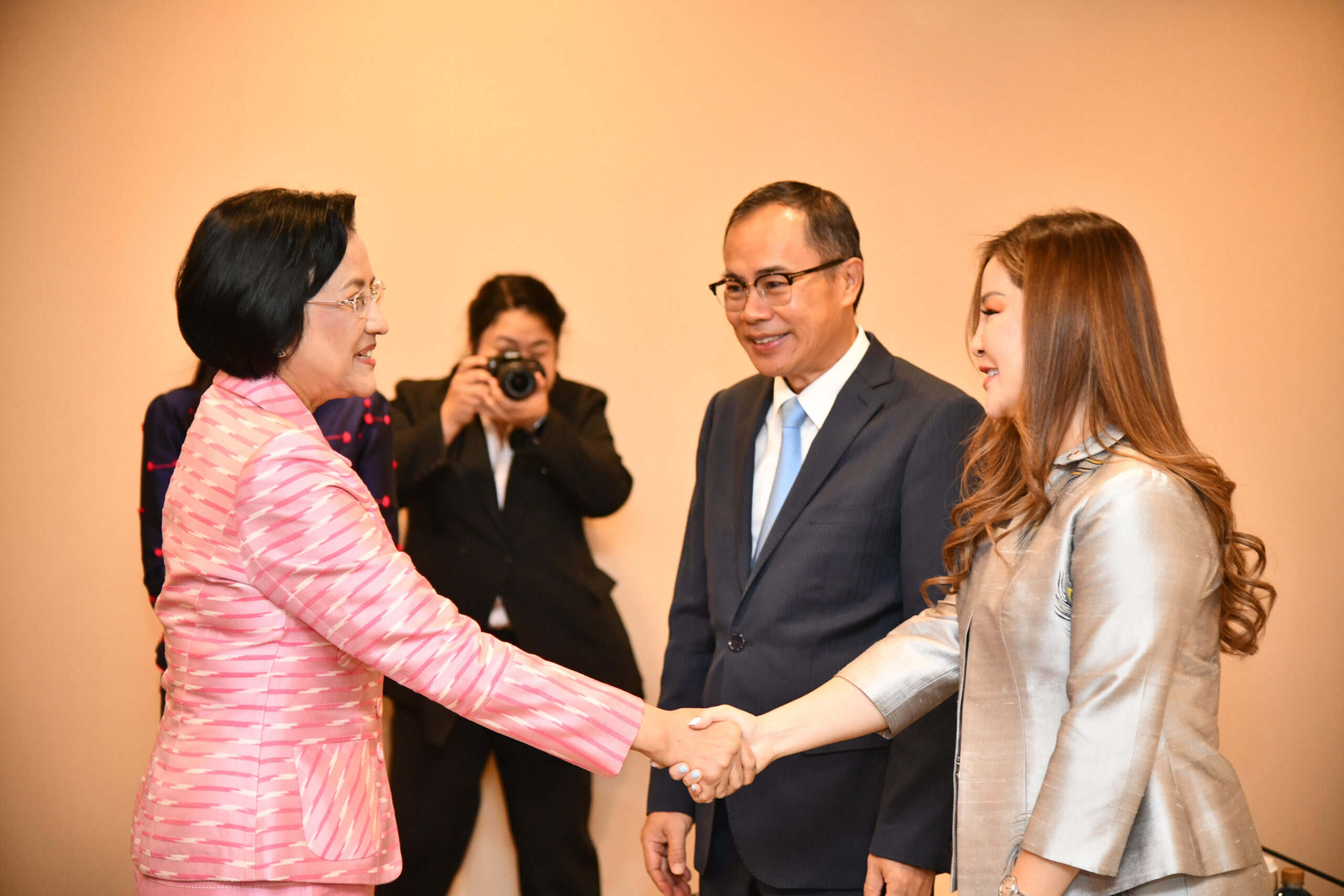 ‘นลินี ทวีสิน’ เตรียมผลักดัน Soft power ผ้าไหมไทย  สู่ตลาดโลก