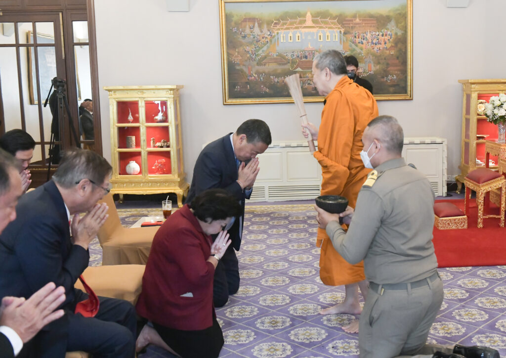 เศรษฐา ทวีสิน