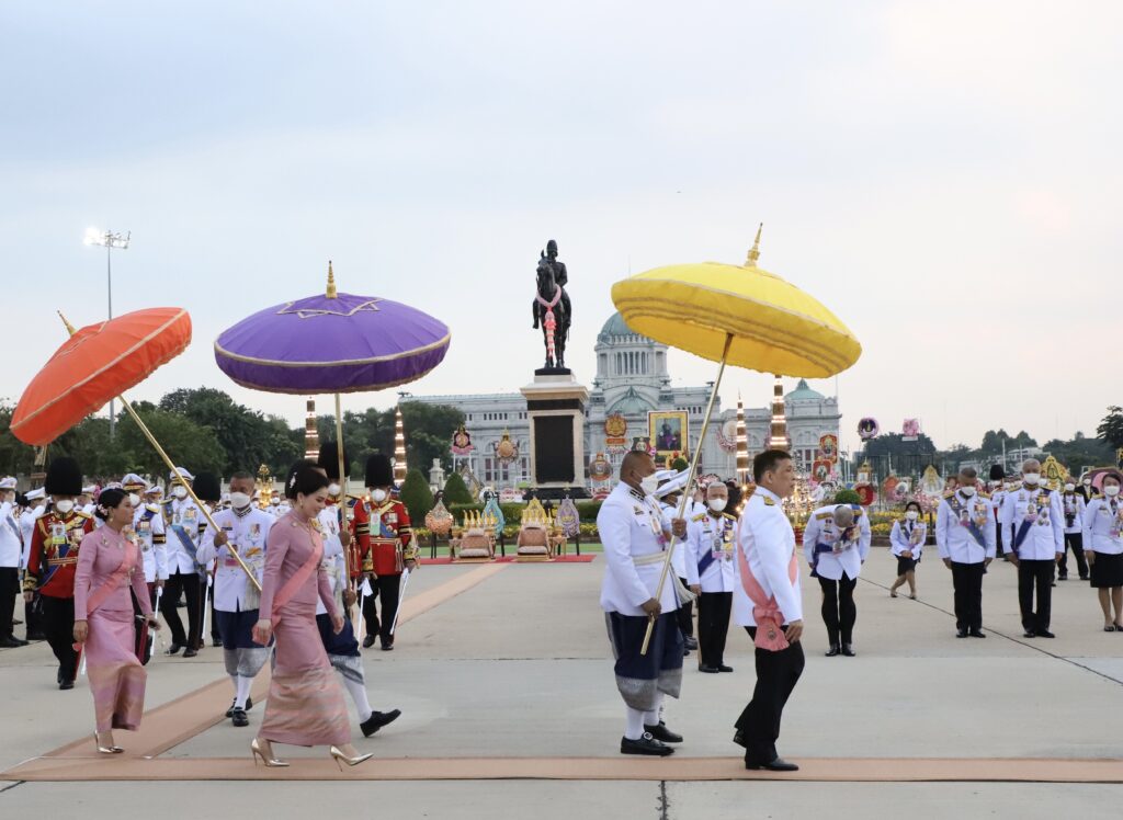 ในหลวง พระราชินี ทรงวางพวงมาลา เนื่องในวันปิยมหาราช 2566