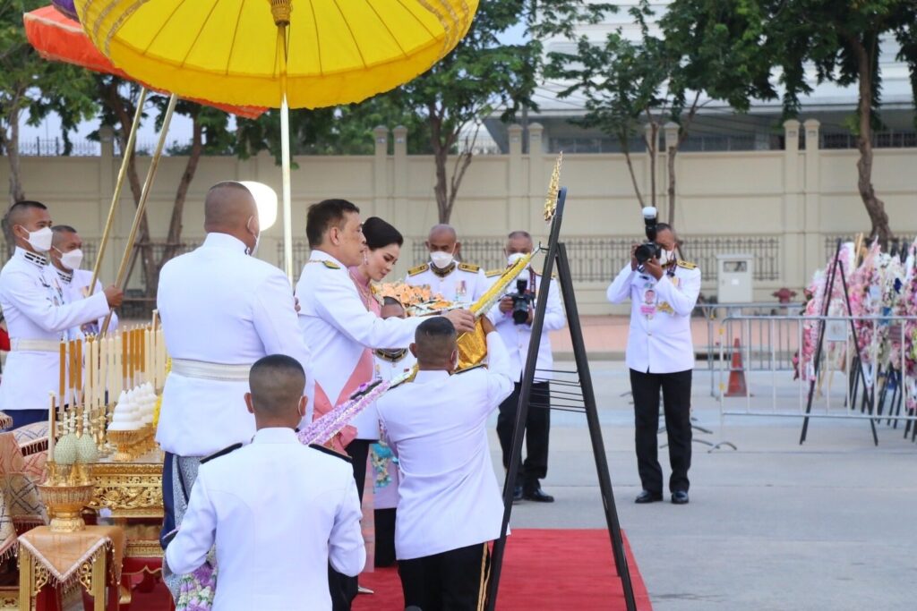 ในหลวง พระราชินี ทรงวางพวงมาลา เนื่องในวันปิยมหาราช 2566