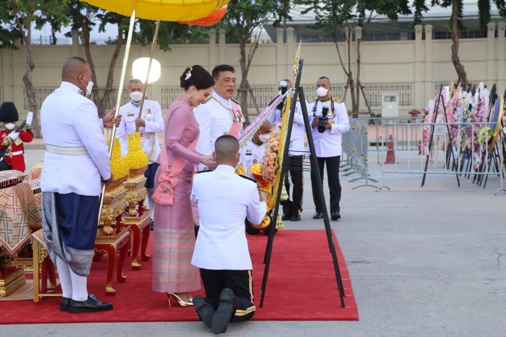 ในหลวง พระราชินี ทรงวางพวงมาลา เนื่องในวันปิยมหาราช 2566