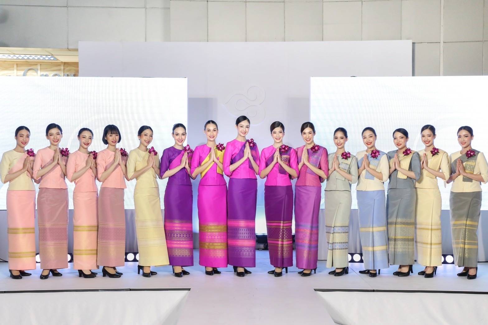 การบินไทย เผยโฉมชุดแอร์โฮสเตสใหม่ ผลิตจากพลาสติกรีไซเคิล