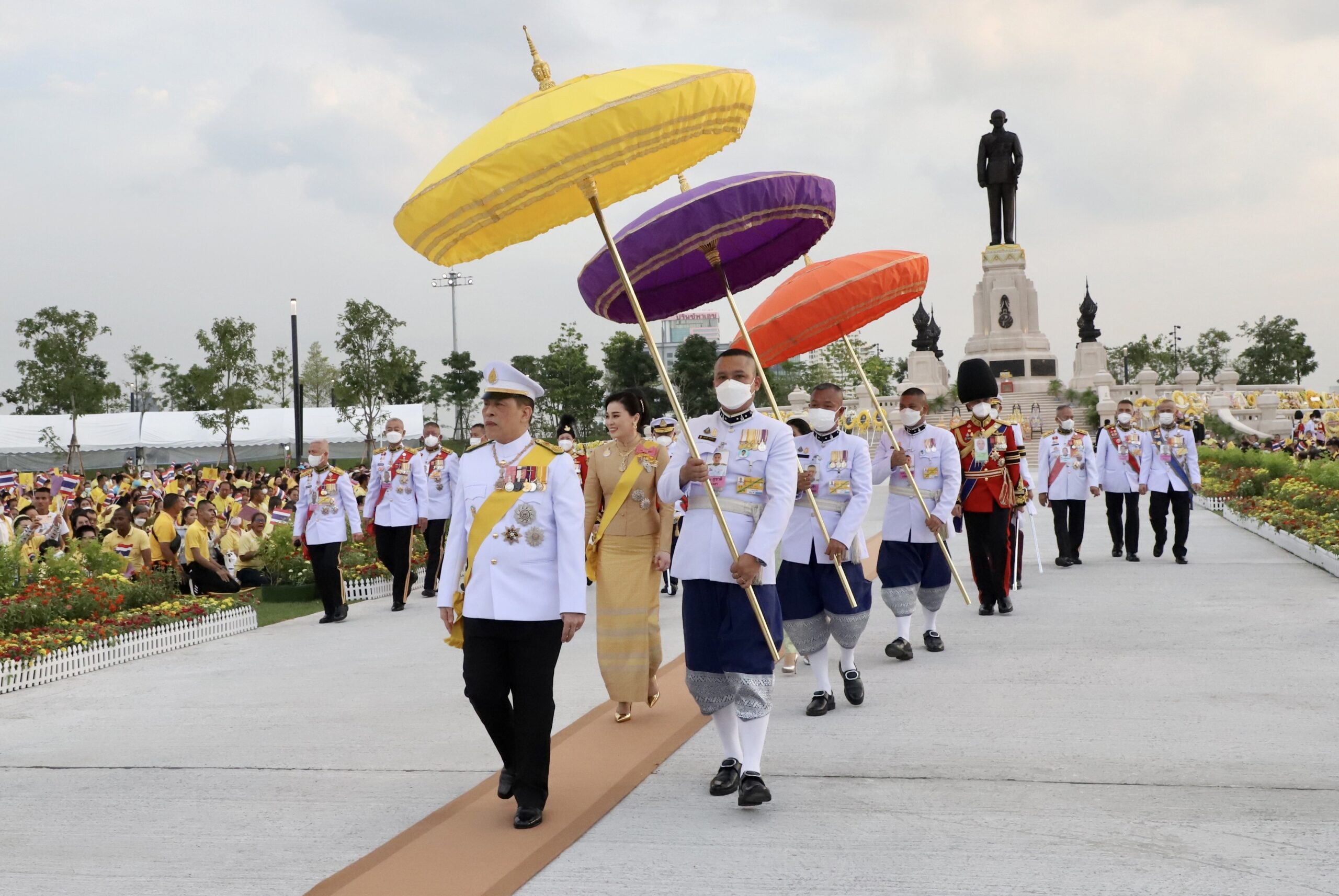ในหลวง พระราชินี เสด็จฯ ไปทรงวางพวงมาลา เนื่องในวันนวมินทรมหาราช พ.ศ.2566